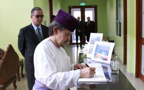 Minister of Foreign Affairs and Trade signs Book of Condolence